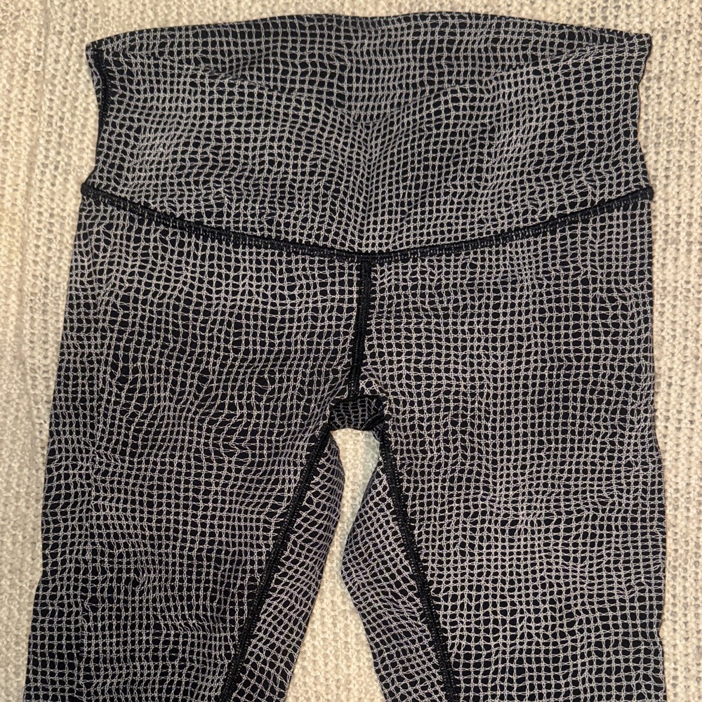 Mid rise Lululemon Black & White Patterned Leggings. Nulu material